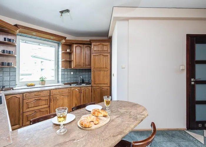 Powstancow Slaskich 61 * وارسو